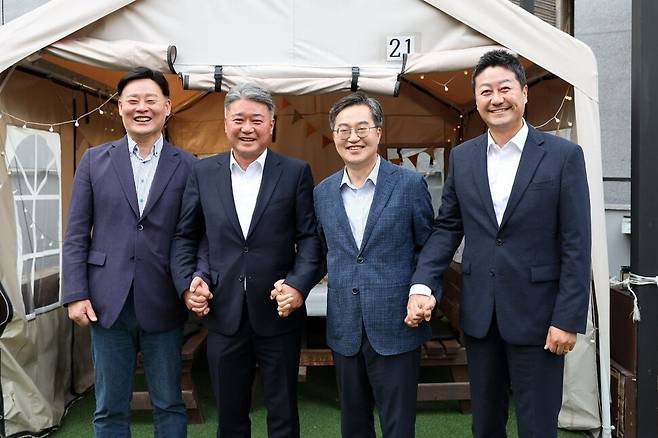 지난 7일 오후 경기도 수원 시내 한 식당에서 경기도의회 최종현 더불어민주당 대표, 김정호 국민의힘 대표, 김동연 경기자사, 김진경 경기도의회 의장(사진 왼쪽부터 오른쪽 순)이 여야정협치위원회 복원에 합의하기로 하고 기념사진을 찍고 있다. 경기도 제공
