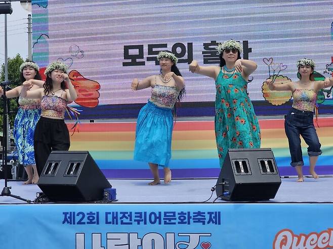 지난 7일 오전 ‘제2회 대전퀴어문화축제’에서 훌라 댄스팀 ‘한나’가 공연 리허설을 하고 있다. 최예린 기자
