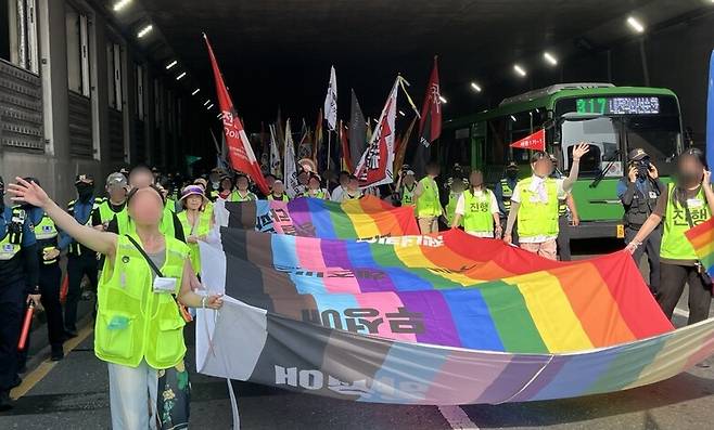 지난 7일 오후 ‘제2회 대전퀴어문화축제’의 참가자 1500여명이 대전역을 지나 대전중앙로 쪽으로 행진하고 있다. 대전퀴어문화축제집행위원회 제공