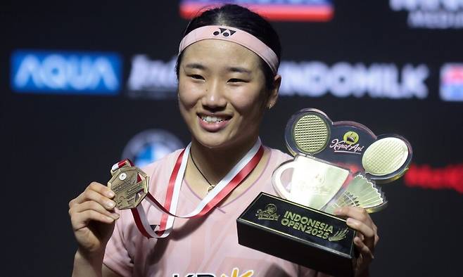 안세영이 8일(한국시각) 인도네시아 자카르타에서 열린 세계배드민턴연맹(BWF) 월드투어 슈퍼 1000 인도네시아오픈 여자 단식에서 우승한 뒤 메달을 들어 보이면서 기뻐하고 있다. 자카르타/EPA 연합뉴스
