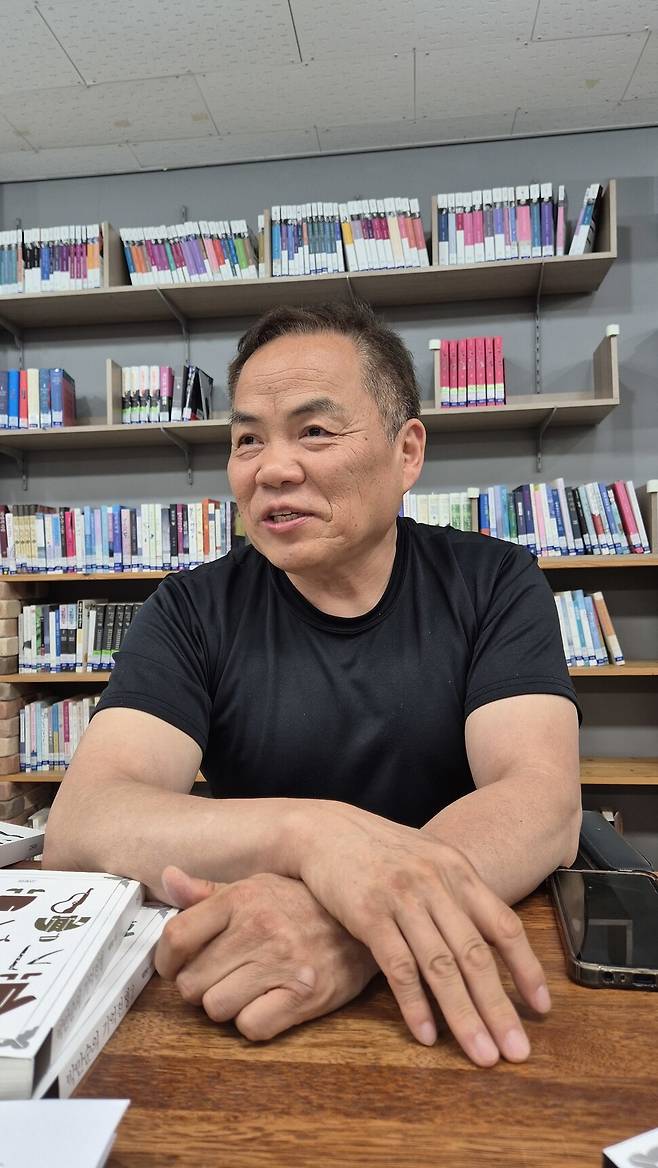 한국전쟁 앞뒤로 벌어진 민간인 학살의 현장·증언 기록을 담은 ‘기억전쟁’ 저자 박만순 충북역사문화연대 대표. 오윤주 기자