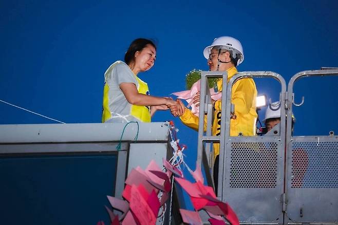 2025년 5월20일 권영국 민주노동당 후보가 최장기 고공농성 중인 해고 노동자 박정혜씨를 한국옵티칼하이테크 옥상에서 마주하자 박씨가 울고 있다. 권영국 페이스북 갈무리