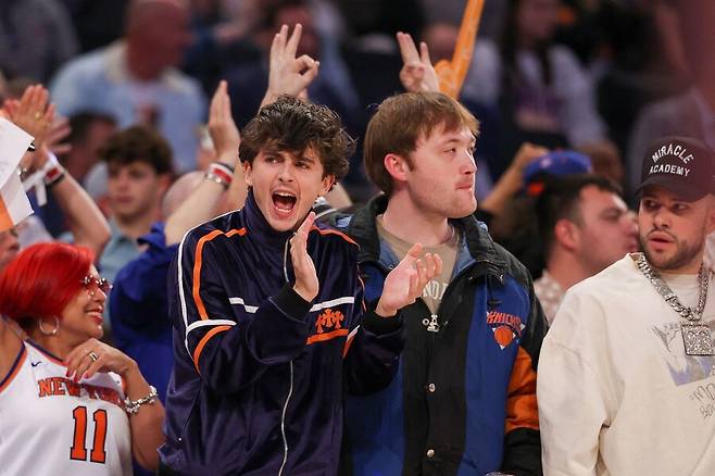 2025년 5월16일 뉴욕 닉스와 보스턴 셀틱스의 미국프로농구 플레이오프 2라운드 6차전 경기를 보기 위해 매디슨스퀘어가든을 찾은 영화배우 티모테 샬라메가 선수들을 격려하고 있다. AFP 연합뉴스