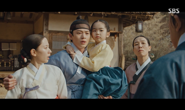 '귀궁'은 영매의 운명을 거부하는 무녀 여리와 여리의 첫사랑 윤갑의 몸에 갇힌 이무기 강철이가 왕가에 원한을 품은 팔척귀에 맞닥뜨리며 육신을 쟁탈하는 내용을 담은 작품이다. SBS 캡처