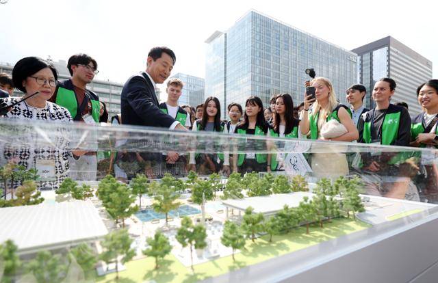 '유엔 참전국 후손 교류캠프'에 참가 중인 6·25전쟁 참전 용사 후손 등 13개국 대학생들이 8일 서울 광화문광장에서 오세훈 서울시장으로부터 '감사의 정원'에 대한 설명을 듣고 있다. 뉴시스