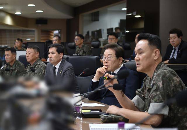 이재명 대통령이 4일 서울 용산구 합동참모본부 전투통제실을 방문해 김명수 합참의장 등 군 지휘부로부터 군사대비태세 보고를 받고 있다. 국방부 제공