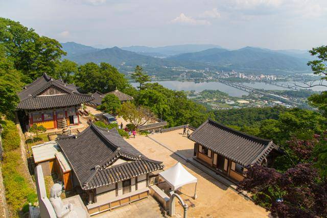 남양주시 운길산 수종사. 멀리 북한강이 보인다.
