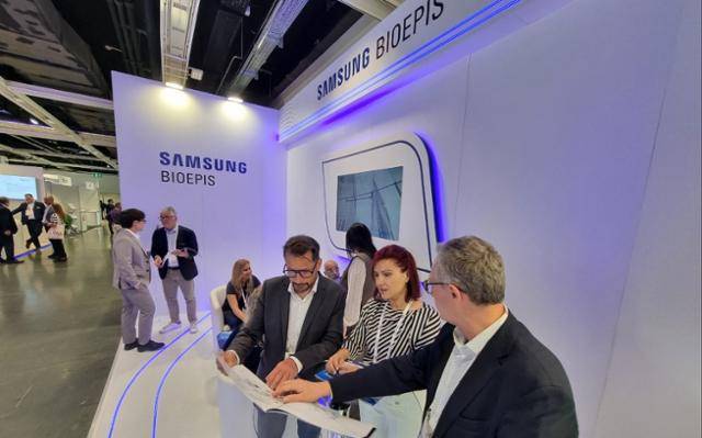 4일(현지시간) 오스트리아 비엔나의 오스트리아센터 전시장에서 개막한 유럽신장학회 학술대회에 설치된 삼성바이오에피스 홍보 부스를 방문한 참가자들이 이야기를 나누고 있다. 삼성바이오에피스 제공