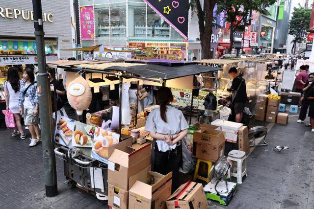 8일 서울 명동 거리에 관광객이 북적거리는 모습. 연합뉴스