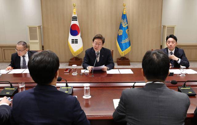 이재명 대통령이 4일 서울 용산구 대통령실에서 열린 1호 행정명령 비상경제점검TF 회의에 참석해 모두발언을 하고 있다. 왕태석 선임기자
