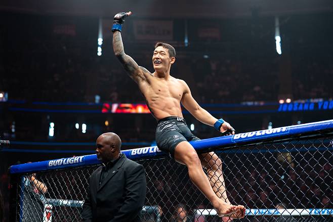 UFC 데뷔전에서 승리한 유주상. 사진=UFC