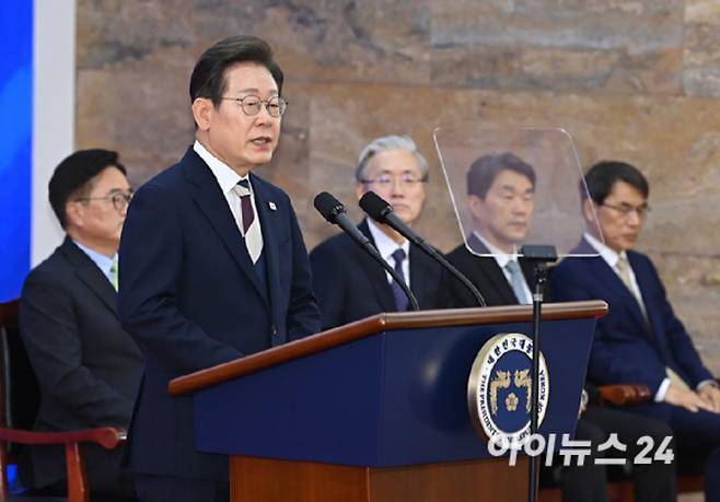 이재명 대통령이 4일 오전 서울 여의도 국회 로텐더홀에서 취임선서를 하고 있다. [사진=곽영래 기자]