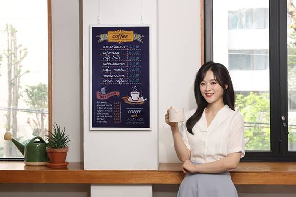삼성전자의 디지털 광고판 '삼성 컬러 이페이퍼'를 소개하는 모델. [사진=삼성전자]
