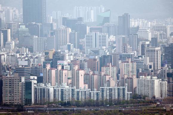 서울 한강 인근에서 바라본 서초구 아파트의 모습. [사진=연합뉴스]