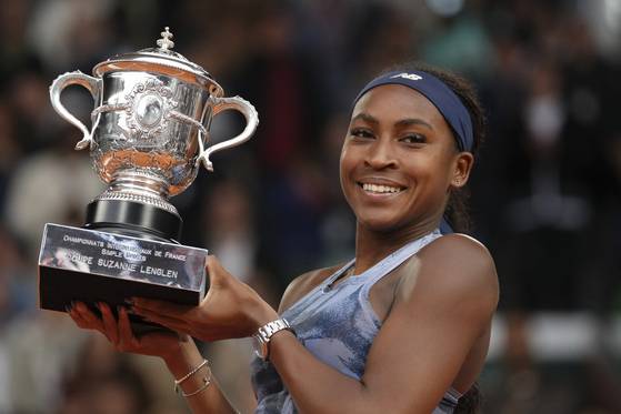 우승트로피를 들고 활짝 웃는 고프. AP=연합뉴스