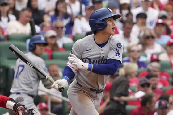 세인트루이스전에서 7회 두 번째 안타를 때려내며 시즌 7번째 멀티 히트를 작성하는 LA 다저스 유틸리티맨 김혜성. AP=연합뉴스
