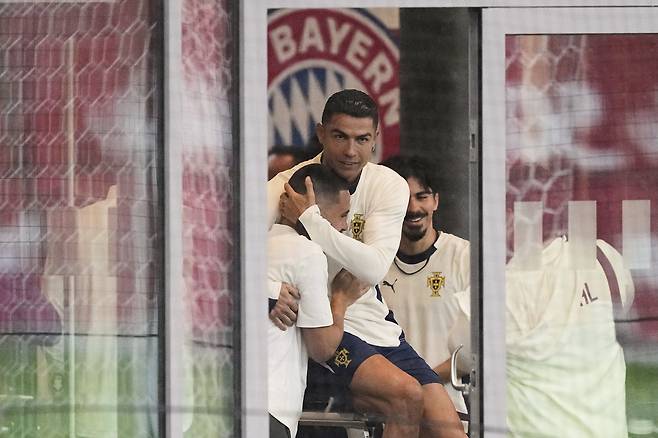 포르투갈축구대표팀 호날두(가운데). [AP=연합뉴스]