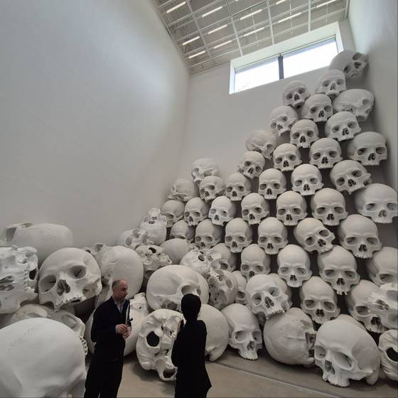 높이 1m 이상의 두개골 형상 100점을 층고 14m 지하 전시실에 쌓아 올린 '매스'. 권근영 기자