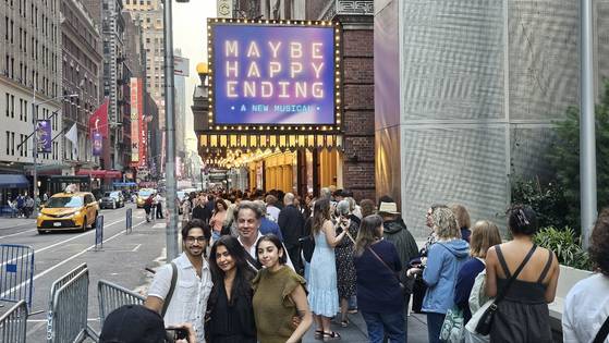 7일(현지시간) 미국 뉴욕 브로드웨이 벨라스코 극장 앞에서 한국 창작 뮤지컬 ‘어쩌면 해피 엔딩’(미국 작품명 ‘Maybe Happy Ending’) 공연을 앞두고 관객들이 줄을 서 기다리고 있다. 뉴욕=김형구 특파원