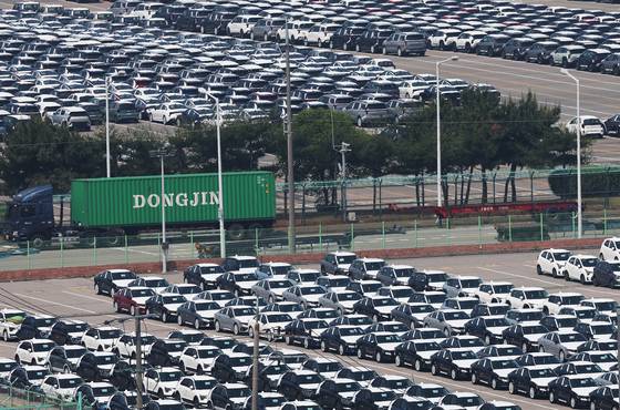 경기도 평택항에 수출용 자동차가 세워져 있는 모습. 연합뉴스
