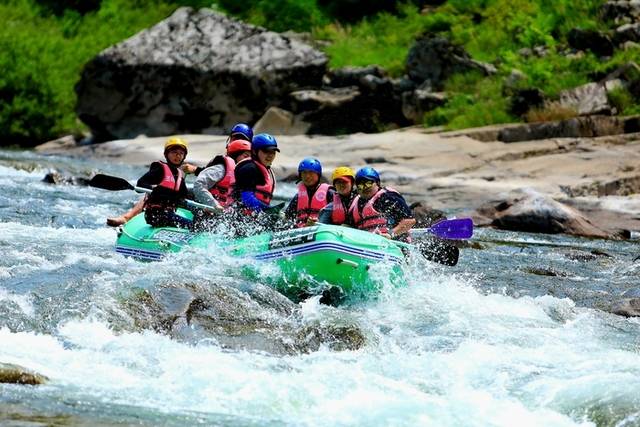 ▲ ‘래프팅 1번지’ 인제 내린천에서 지난 7일 올해 첫 래프팅이 진행됐다. 관광객들이 거친 물결이 주는 짜릿함과 긴장감을 즐기고 있다. 인제군 제공