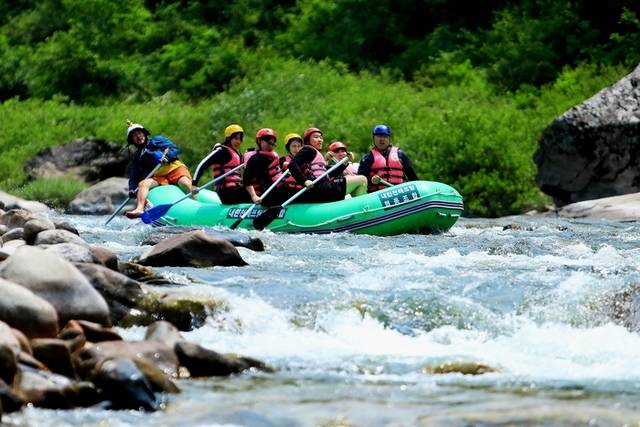 ▲ ‘래프팅 1번지’ 인제 내린천에서 지난 7일 올해 첫 래프팅이 진행됐다. 관광객들이 거친 물결이 주는 짜릿함과 긴장감을 즐기고 있다. 인제군 제공