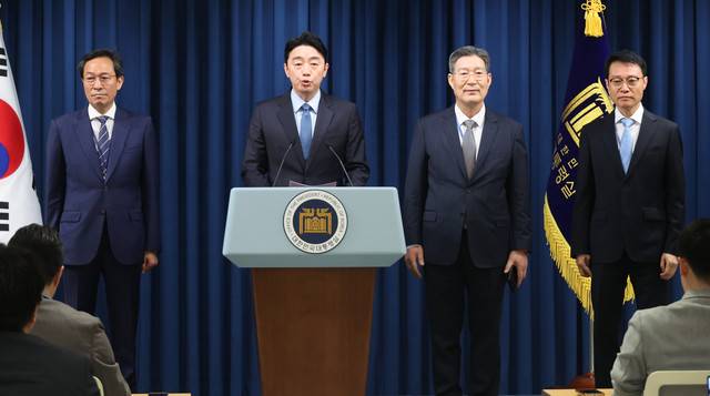 ▲ 강훈식 대통령 비서실장이 8일 용산 대통령실에서 정무,홍보,민정 수석 인선을 발표하고 있다. 왼쪽부터 우상호 정무수석, 강 비서실장, 오광수 민정수석, 이규연 홍보소통수석. 2025.6.8 연합뉴스