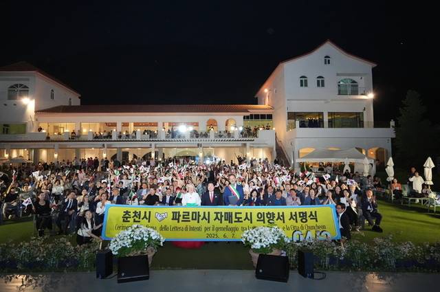 ▲ 육동한 춘천시장과 로렌초 라바젯토(Lorenzo Lavagetto) 파르마시 부시장은 지난 7일 춘천 산토리니 야외무대에서 열린 개막식에서 자매도시 체결을 위한 의향서에 서명했다.