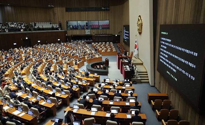 ▲ 5일 국회 본회의에서 내란 특검법과 김건희 여사 특검법, 채해병 특검법 등 3대 특검법과 검사징계법이 상정되고 있다 [연합뉴스]