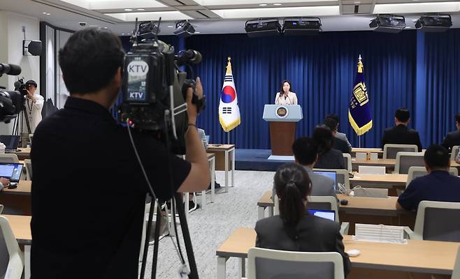 강유정 대통령실 대변인이 8일 서울 용산 대통령실에서 기자회견실 정비 관련 설명을 하고 있다. / 사진=연합뉴스