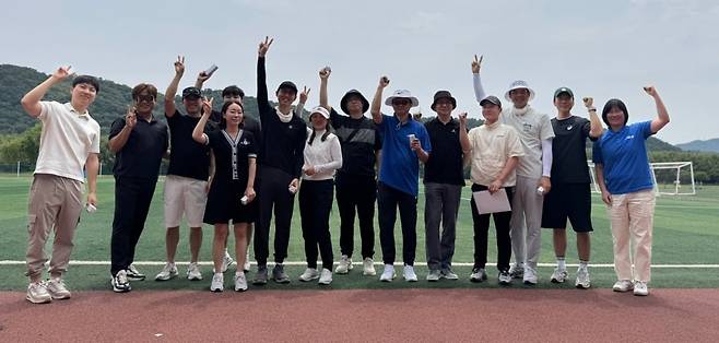 PGL(부모님 골프대회) 참가 선수들이 대회가 끝난후 기념 촬영을 하고 있다. 울산협회 제공