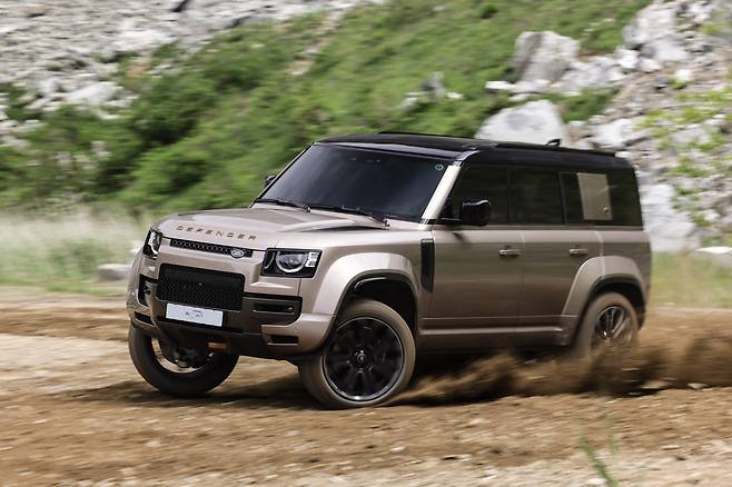 ‘올 뉴 디펜더 옥타’가 오프로드 체험장이 마련된 안성 채석장 일대를 질주하고 있다. 플랫컴 제공