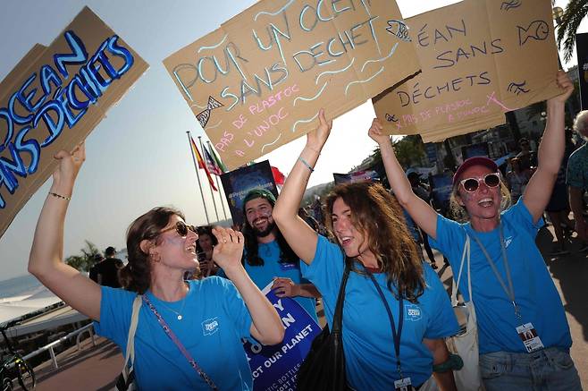오는 9일 유엔 해양총회(UNOC3)를 이틀 앞둔 지난 7일(현지시간) 프랑스 니스에서 ‘쓰레기 없는 바다를 위해’라는 내용이 담긴 피켓을 들고 시위대가 행진하고 있다. AFP연합뉴스