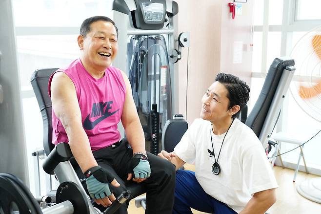 신화균 할아버지가 지난 2일 성북구 석관실버복지센터 노인 전용 헬스장에서 김용수 트레이너의 지도에 맞춰 하체운동을 하다 잠깐 쉬고 있다. 성북구 제공