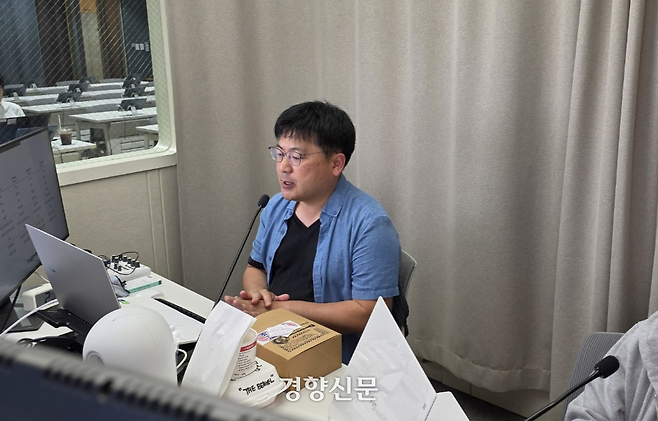 디자인 전문가인 김용주 카페인웍스 대표가 지난달 21일 서울 송파구 배민아카데미 서울센터에서 줌으로 ‘사장님도 할 수 있는 인공지능(AI) 디자인’ 수업을 진행하고 있다. 배달의민족 제공