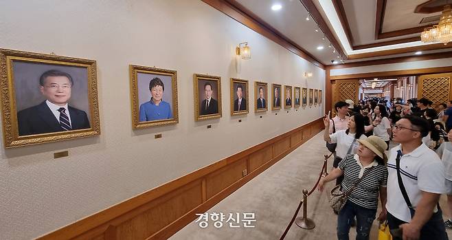 8일 서울 종로구 청와대를 찾은 관람객들이 본관 내부에서 역대 대통령들의 초상화를 관람하고 있다.