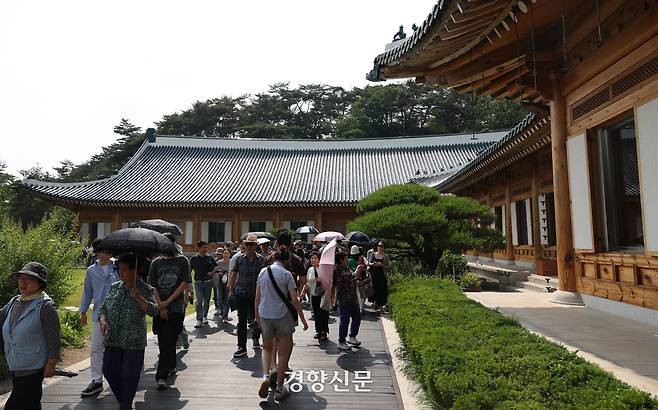 8일 서울 종로구 청와대를 찾은 관람객들이 상춘재를 관람하고 있다.
