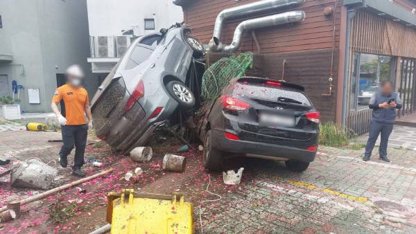 8일 오전 부산 해운대구 중동에서 60대 남성이 만취해 차를 몰다가 사고를 냈다. 사진은 사고 현장. 부산 해운대경찰서 제공