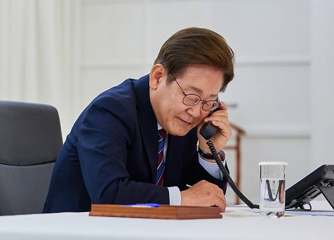 President Lee Jae-myung speaks on the phone with U.S. President Donald Trump at the presidential residence in Hannam-dong, central Seoul, on June 6. [PRESIDENTIAL OFFICE]