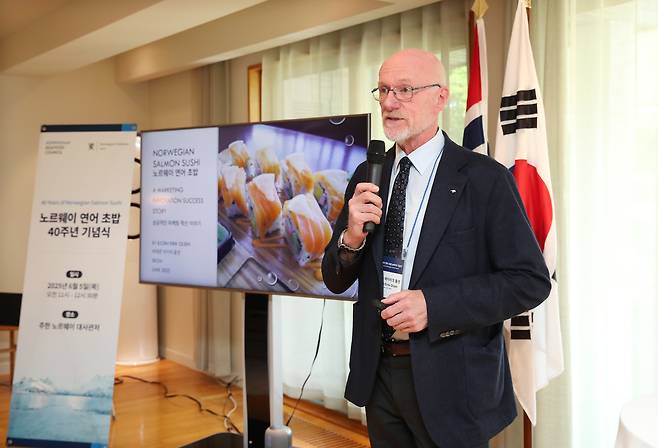 Bjorn Eirik Olsen, who led strategic planning for Project Japan, a 1985 campaign to introduce farmed Norwegian salmon to the Japanese sushi market, speaks at a ceremony marking 40 years of Norwegian salmon sushi, hosted by the Norwegian Embassy in Seoul at the ambassador's residence in Seongbuk District, northern Seoul, on Thursday. [NORWEGIAN SEAFOOD COUNCIL]
