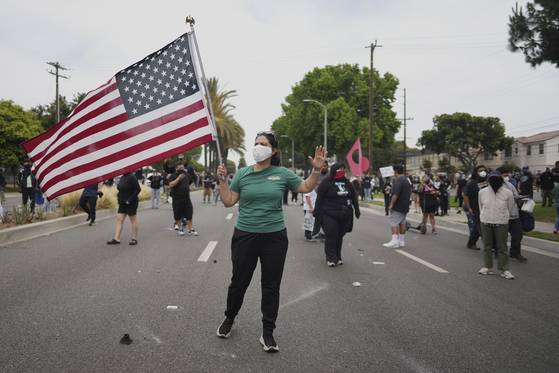 Protesters confront Border Patrol personnel during a demonstration over the dozens detained in an operation by federal immigration authorities a day earlier, in Paramount, Calif., Saturday, June 7, 2025. [AP/YONHAP]