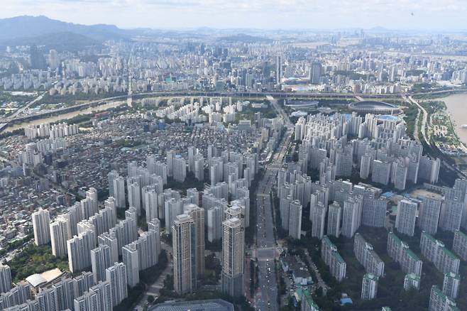 서울 송파구 롯데월드타워에서 바라본 송파구와 강남구 아파트 단지 모습. 곽경근 대기자 
