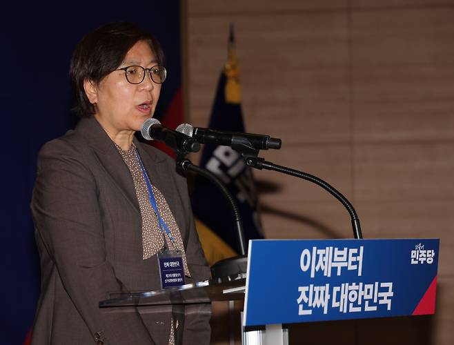 정은경 더불어민주당 선거대책위원회 총괄선대위원장이 4월30일 서울 여의도 국회의원회관에서 열린 중앙선거대책위원회 출범식에서 발언하고 있다. 연합뉴스