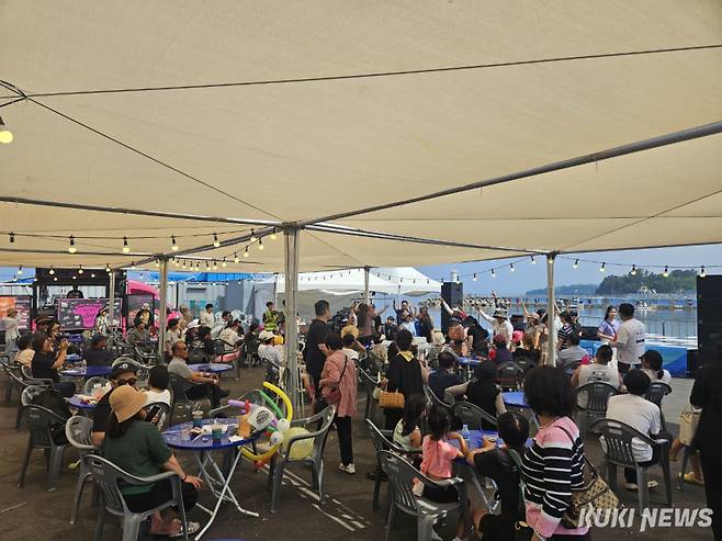 강원 고성군 현내면 대진항 일원에서 열린 제5회 저도대문어축제가 성황을 이룬 가운데 8일 관광객들이 대문어이벤트 행사를 즐기고 있다.&nbsp;