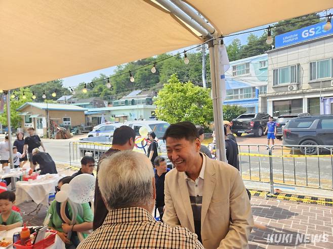 강원 고성군 현내면 대진항 일원에서 열린 제5회 저도대문어축제가 성황을 이룬 가운데 8일 함명준 고성군수가 축제장을 찾아 관광객들과 담소를 나누고 있다.