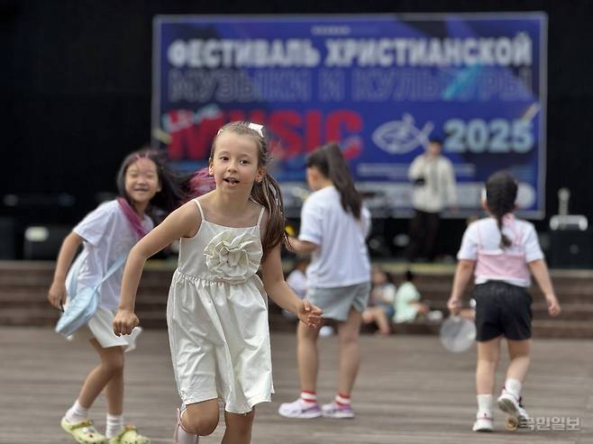 고려인 등 이주민 아동들이 7일 경기도 안산 화랑유원지에서 뛰놀고 있다.