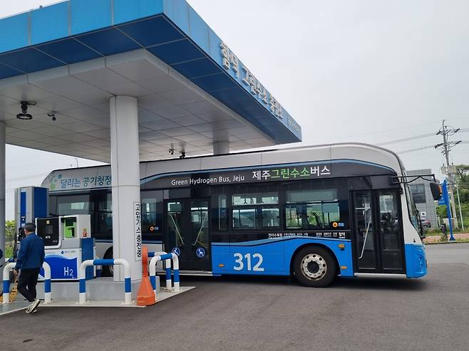 지난 4일 제주도 조천읍 함덕리 수소 충전소에 수소 버스가 충전을 위해 대기하고 있다. 박상은 기자