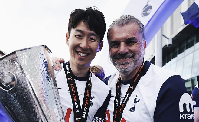 토트넘 홋스퍼의 손흥민(왼쪽)이 지난달 2024-2025 유럽축구연맹(UEFA) 유로파리그(UEL) 우승에 성공한 뒤 안지 포스테코글루 감독과 함께 밝게 웃고 있다. 손흥민 인스타그램