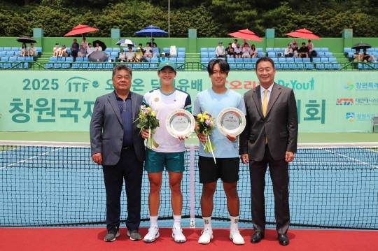 왼쪽부터 전창대 경남테니스협회장, 권순우, 신산희, 전영대 오리온 테니스단장. 사진[연합뉴스]