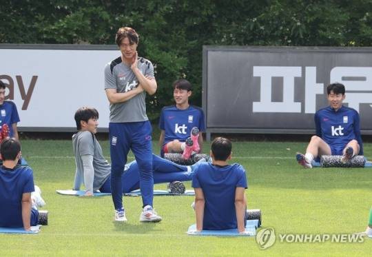 선수들 지켜보는 홍명보 감독 / 사진=연합뉴스